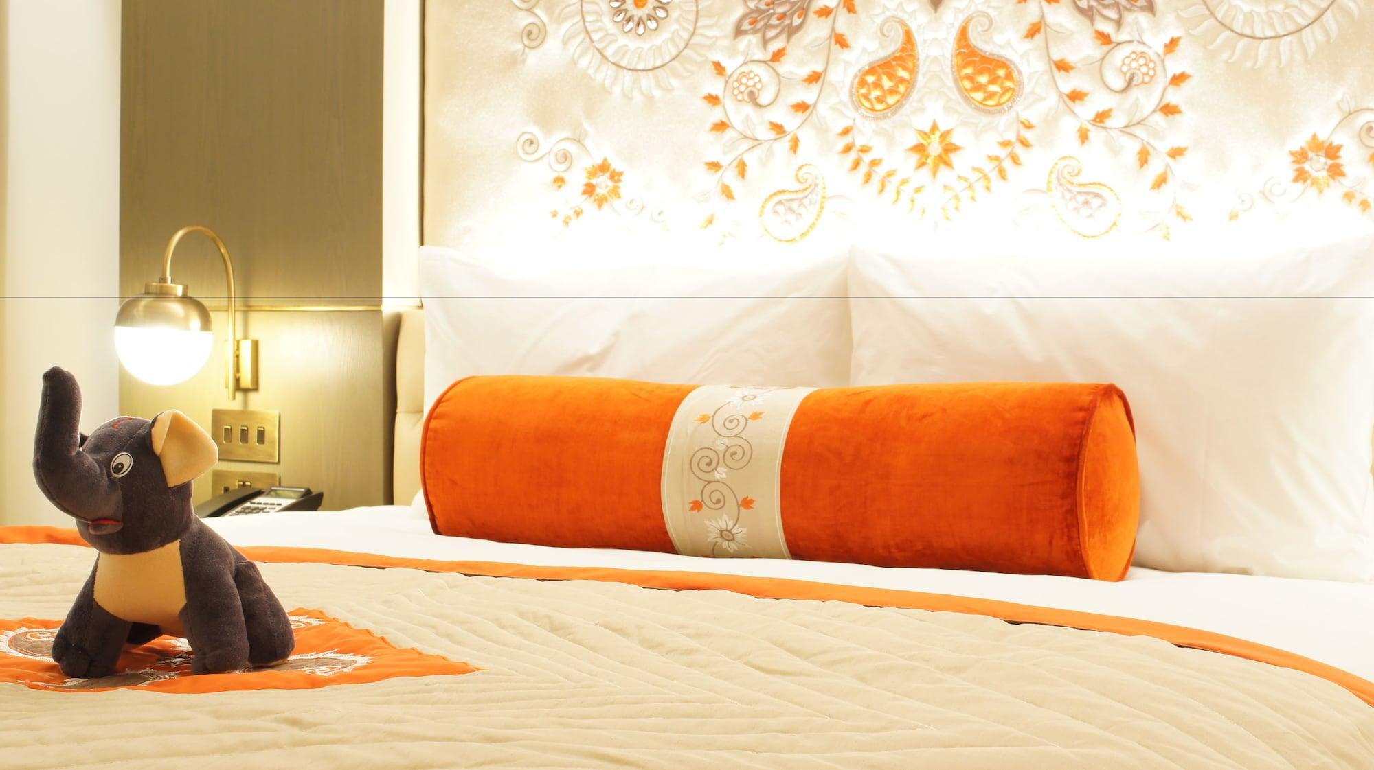 Hotel The Lalit Londyn Zewnętrze zdjęcie A bolster pillow