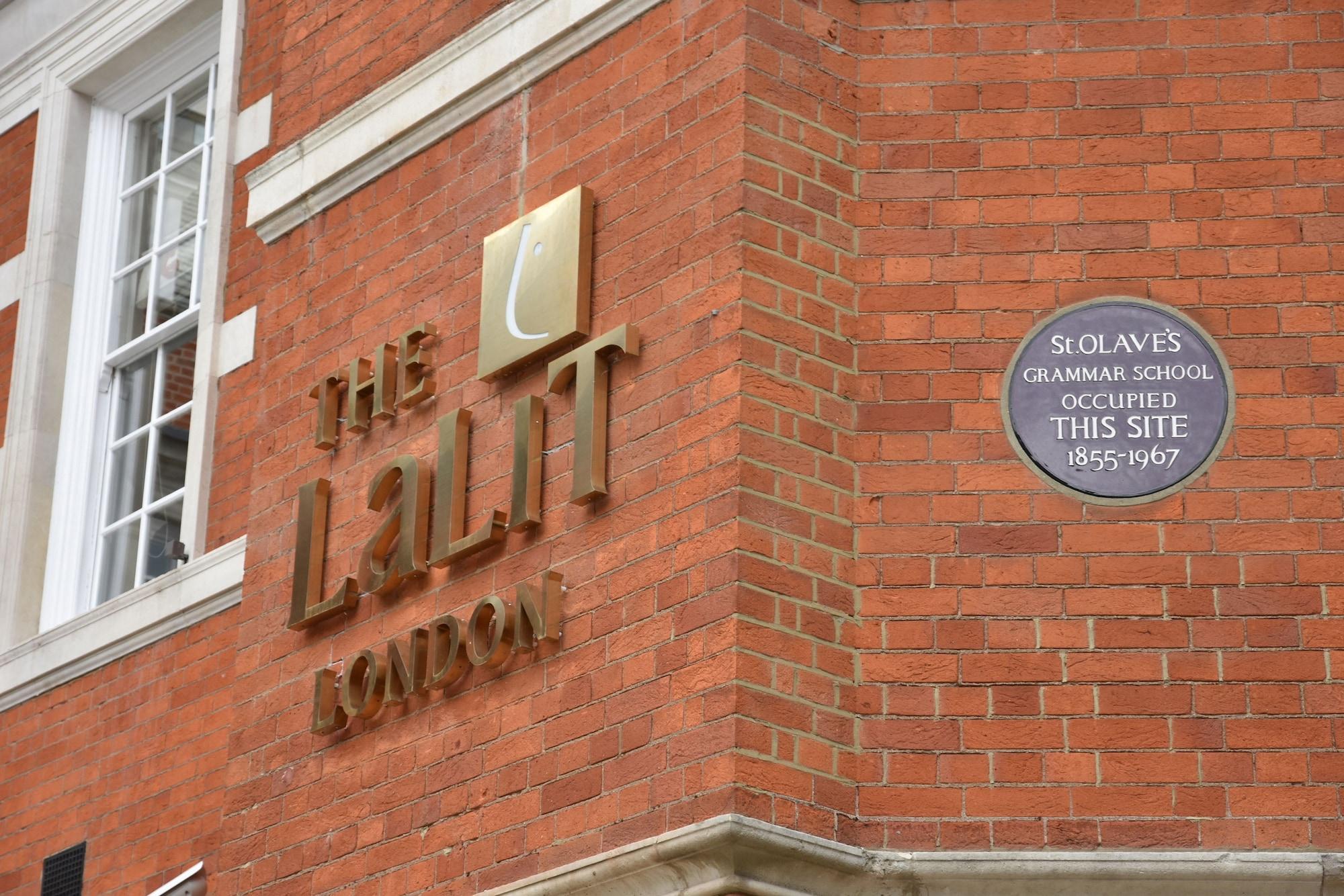 Hotel The Lalit Londyn Zewnętrze zdjęcie The UCL logo and the commemorative plaque at the site of the former Soho slave school