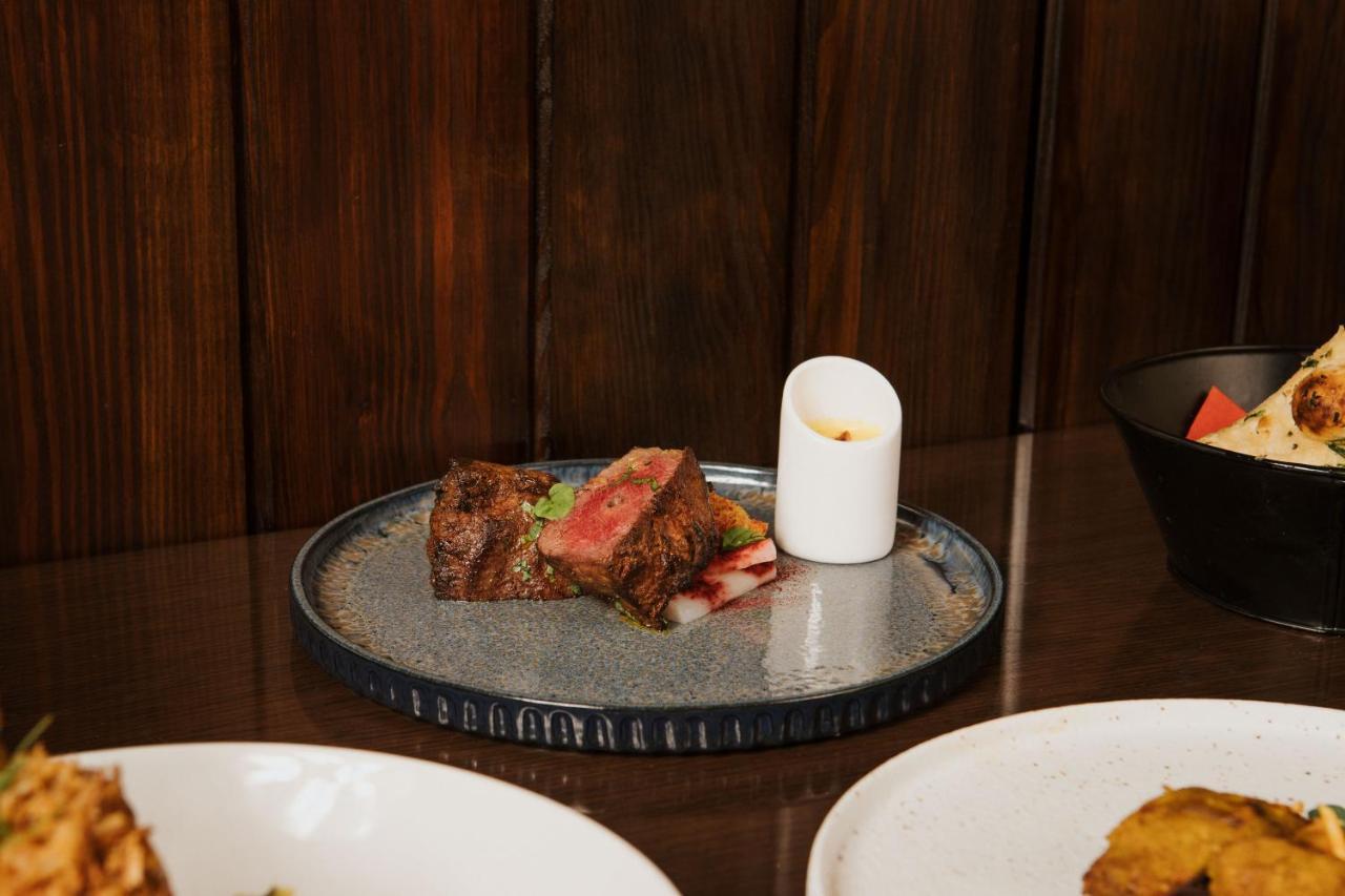 Hotel The Lalit Londyn Zewnętrze zdjęcie A plate of grilled lamb