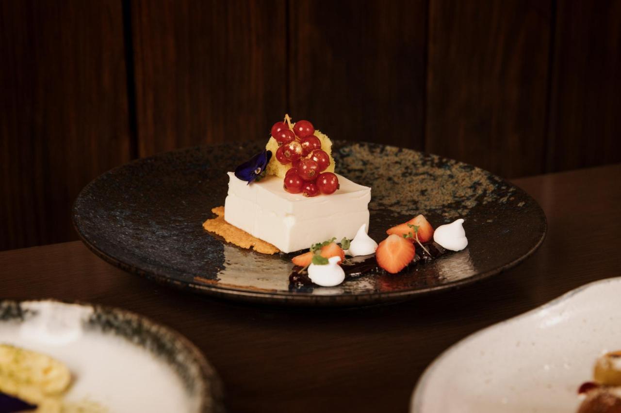 Hotel The Lalit Londyn Zewnętrze zdjęcie A cheesecake