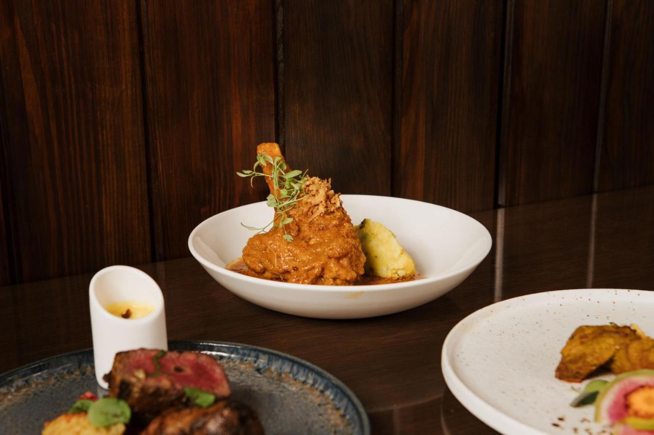 Hotel The Lalit Londyn Zewnętrze zdjęcie A plate of chicken 65
