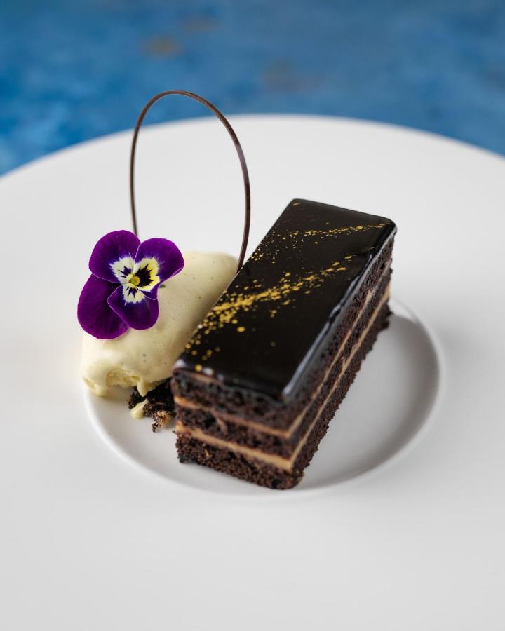 Hotel The Lalit Londyn Zewnętrze zdjęcie A chocolate cake