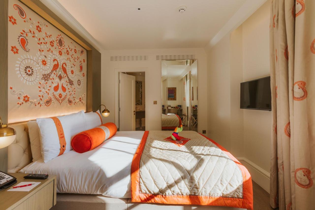 Hotel The Lalit Londyn Zewnętrze zdjęcie A bedroom at the Mandarin Oriental, London