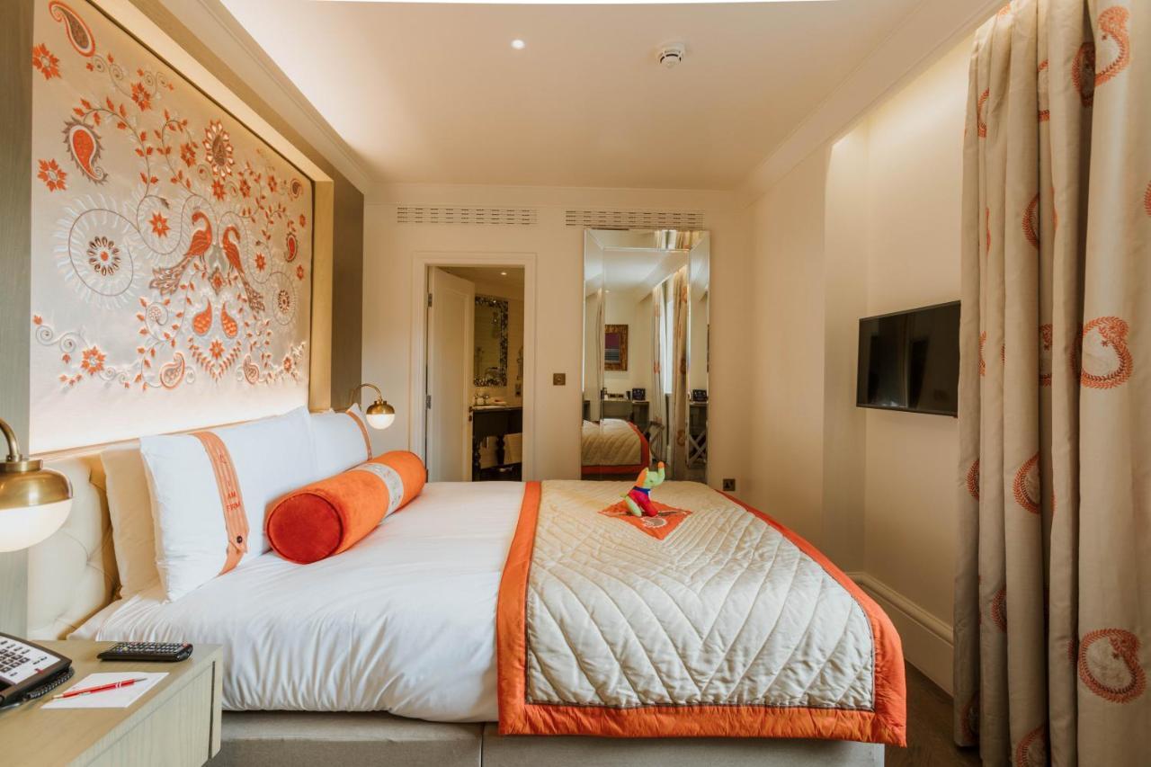 Hotel The Lalit Londyn Zewnętrze zdjęcie A bedroom at the Mandarin Oriental London