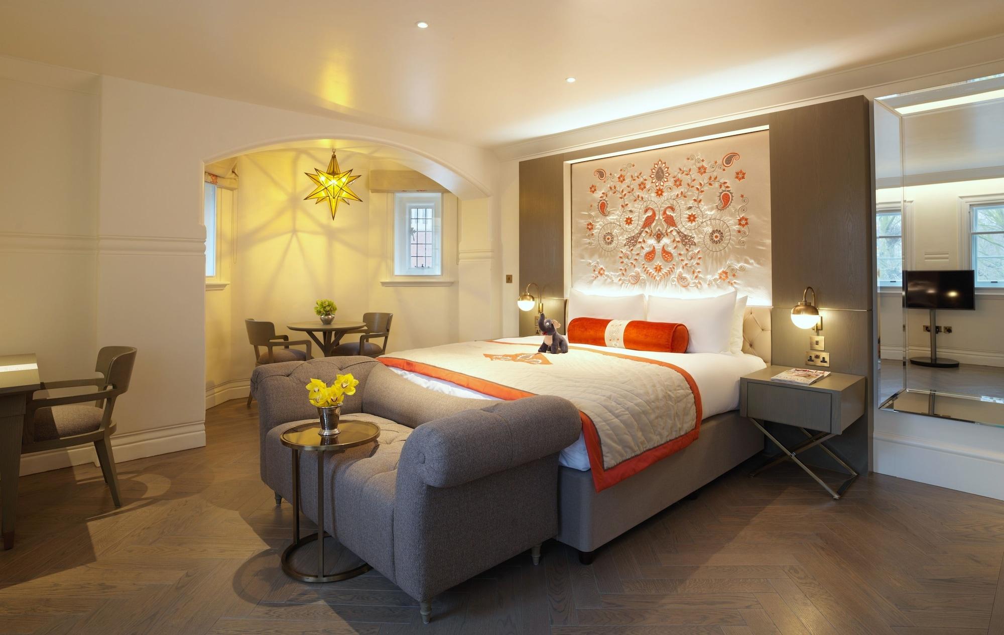 Hotel The Lalit Londyn Zewnętrze zdjęcie A bedroom at The Ivy Collection
