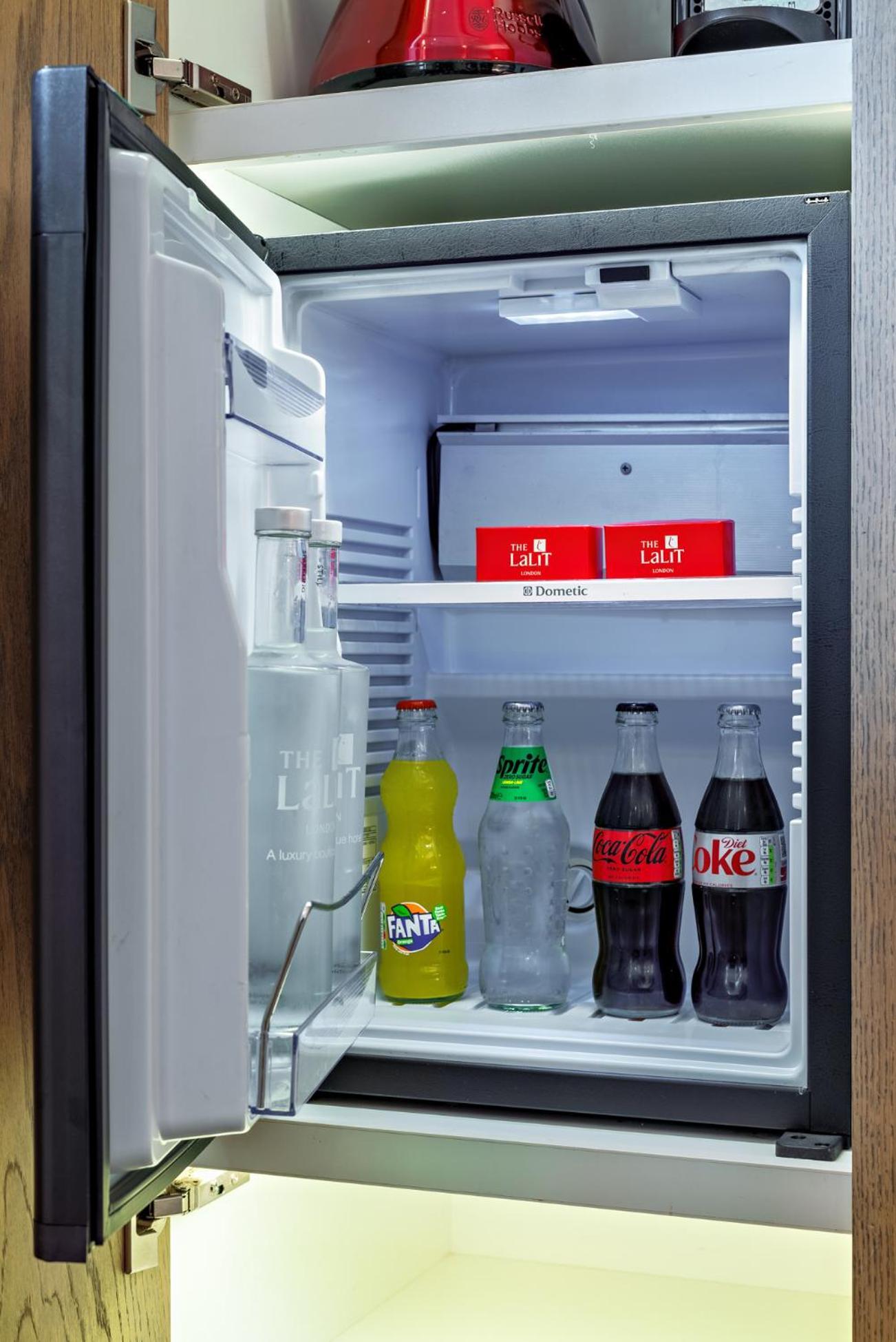 Hotel The Lalit Londyn Zewnętrze zdjęcie A typical hotel mini-bar