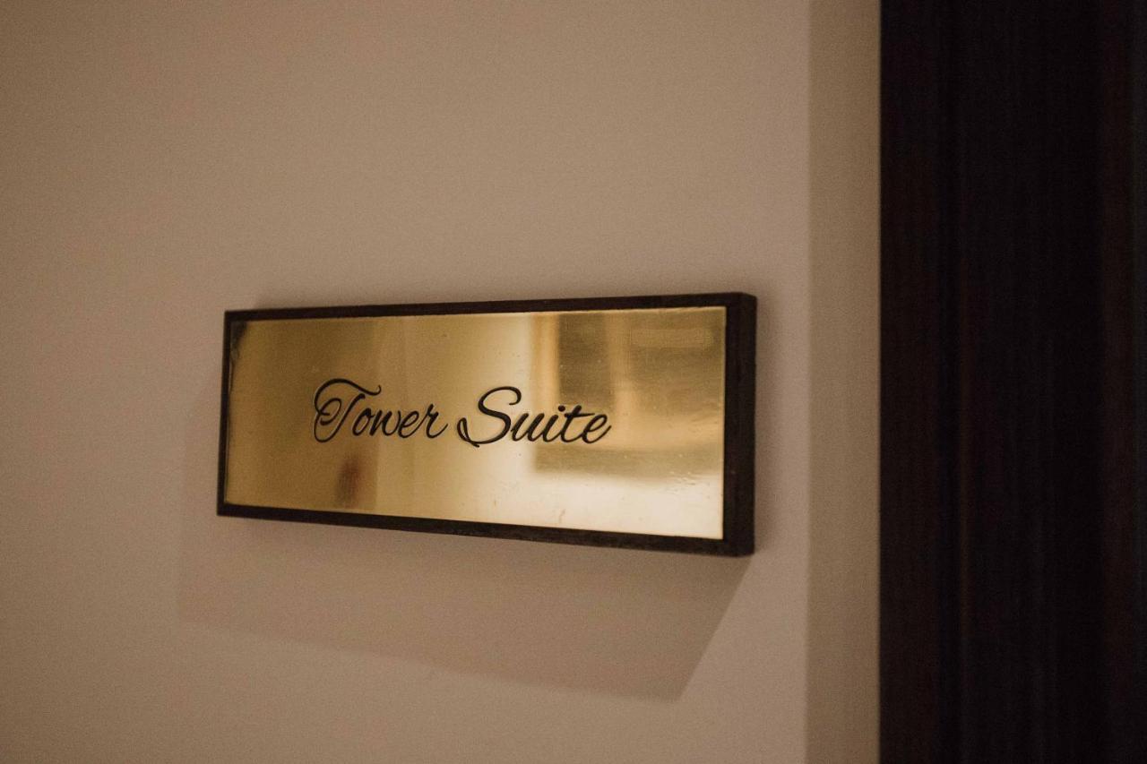 Hotel The Lalit Londyn Zewnętrze zdjęcie The sign for the Tower Suite